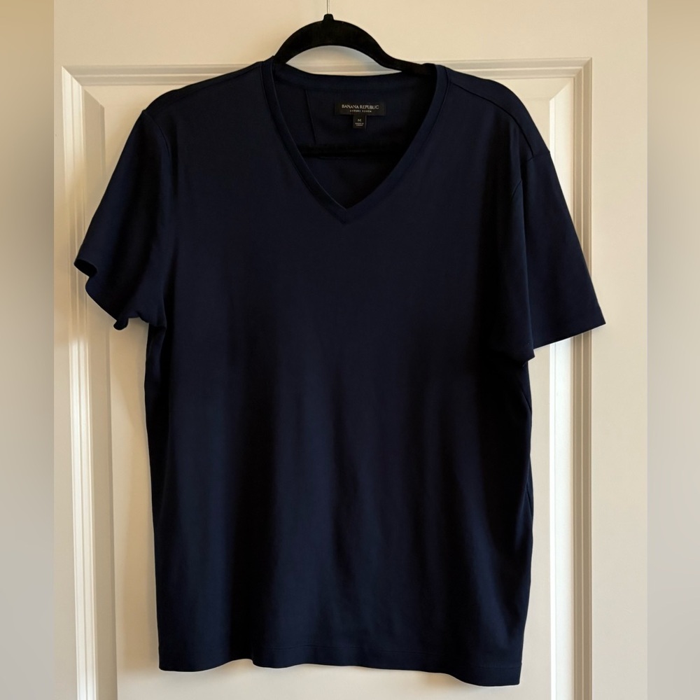 Men’s Banana Republic Luxury Touch V-Neck T-Shirt. Size Medium